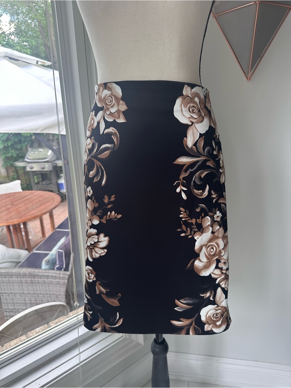 WHITE HOUSE BLACK MARKET Satin Black Beige Floral Pencil Skirt Office Size 8